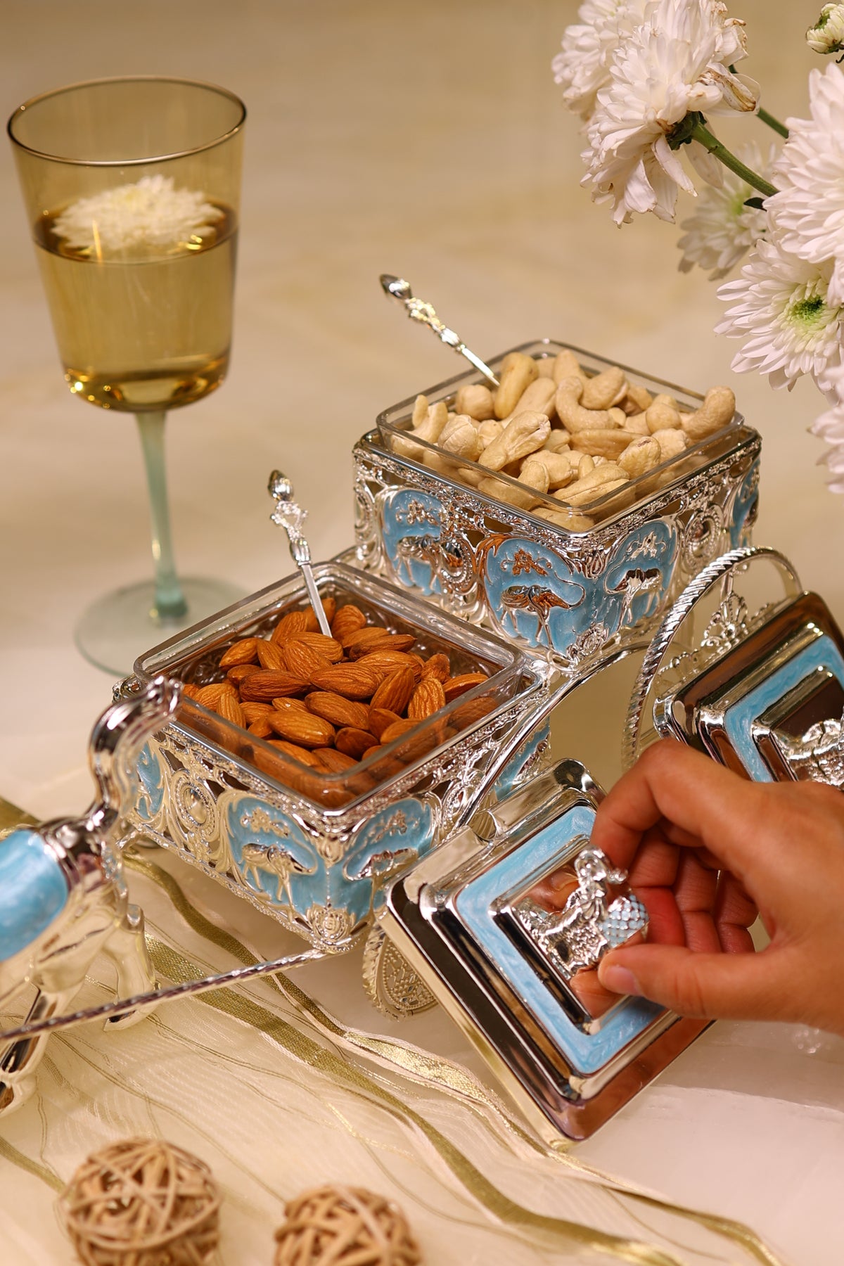 Turanga - Enamel Horse Carriage Server